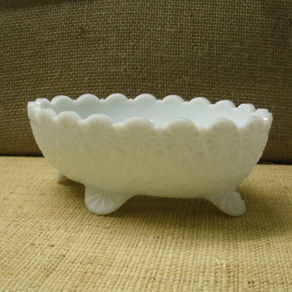 Vintage Fenton Milk Glass Daisy & Button Footed Dish - Picture 3 of 16